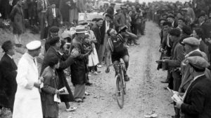 Coureur buvant une bière lors de la 18e étape du Tour de France, le 17 juillet 1933. (AFP)