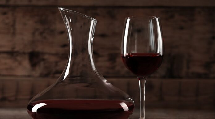 What is a wine carafe and what is it used for? C'est quoi une carafe