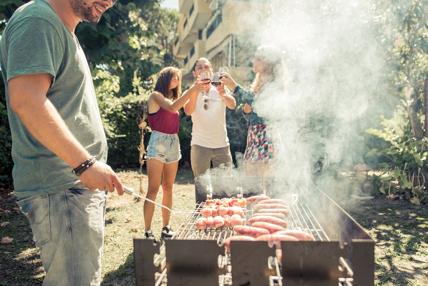 The stars of the barbecue with wine